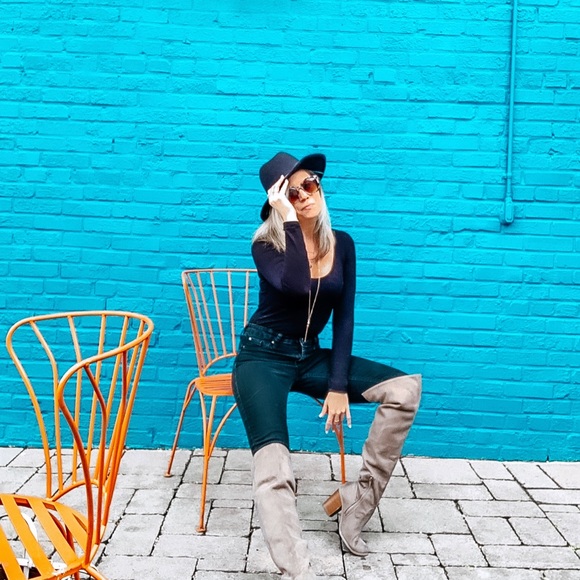 Meet your Posher, Nicole - Picture 3 of 4